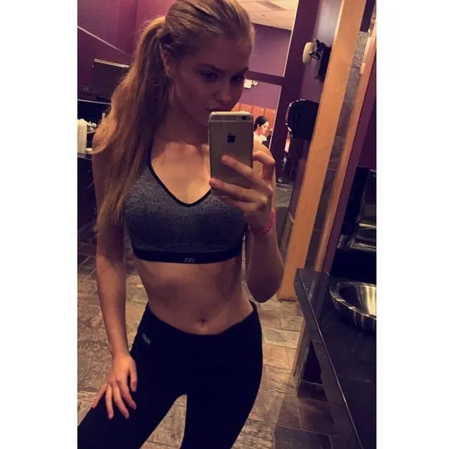 Lena, 23 ans — rencontre sexe à Saint-Florent-sur-Cher